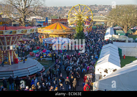 Rochester, Kent, UK. 6. Dezember 2014. Das Rochester Dickens Christmas Festival verfügt über einen Weihnachtsmarkt und Messe im Schlosspark und andere Veranstaltungen in der High Street. Viele Menschen verkleiden sich als Dickens Figuren hinzu, das Ambiente. Das Festival setzt am Sonntag, 7. Dezember und am folgenden Wochenende. Bildnachweis: Paul Martin/Alamy Live-Nachrichten Stockfoto