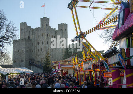 Rochester, Kent, UK. 6. Dezember 2014. Das Rochester Dickens Christmas Festival verfügt über einen Weihnachtsmarkt und Messe im Schlosspark und andere Veranstaltungen in der High Street. Viele Menschen verkleiden sich als Dickens Figuren hinzu, das Ambiente. Das Festival setzt am Sonntag, 7. Dezember und am folgenden Wochenende. Bildnachweis: Paul Martin/Alamy Live-Nachrichten Stockfoto