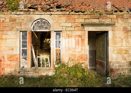 Verlassenen Anwesen Arbeiter Hütten im Gosford House in East Lothian, Schottland. Stockfoto