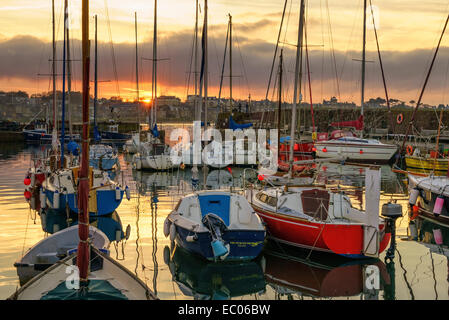 Boote und Yachten bei Sonnenuntergang im Hafen von North Berwick, East Lothian, Schottland. Stockfoto