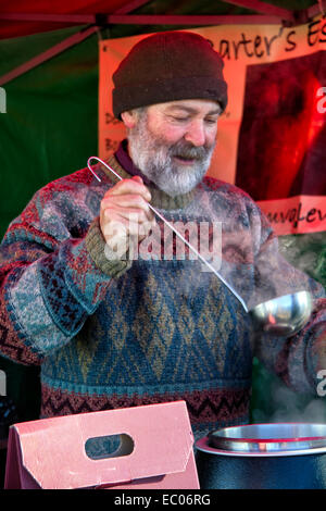 Ipswich, Suffolk, UK. 6. Dezember 2014. Standinhaber serviert dampfenden Glühwein am ersten Tag des Bauern und TV Moderatorin Jimmy Doherty Jimmy's Farm jährliche zweitägige Christmas Fayre. Bildnachweis: Ronnie McMillan/Alamy Live-Nachrichten Stockfoto