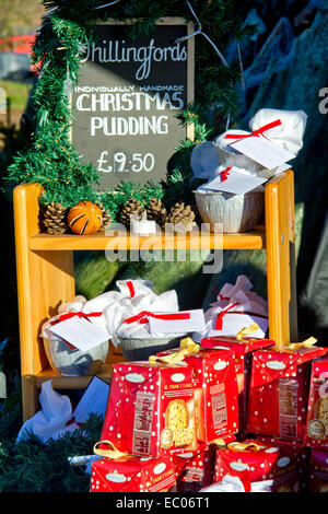 Ipswich, Suffolk, UK. 6. Dezember 2014. Handgemachte Christmas Puddings auf Verkauf am ersten Tag des Bauern und TV Moderatorin Jimmy Doherty Jimmy's Farm jährliche zweitägige Christmas Fayre. Bildnachweis: Ronnie McMillan/Alamy Live-Nachrichten Stockfoto