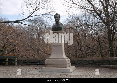 Büste von Alexander von Humboldt entlang der Central Park West 77th Street. Stockfoto