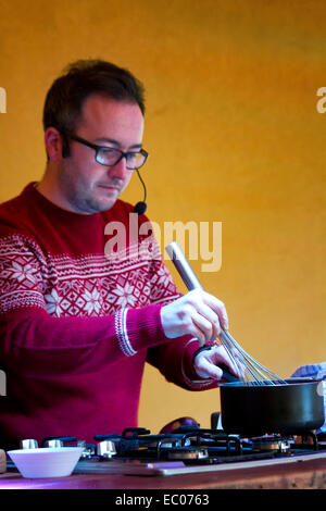 Ipswich, Suffolk, UK. 6. Dezember 2014. Award Gewinner chocolatier kreiert und TV-Persönlichkeit Willen Torrent gibt eine saisonale Küche-Demonstration am ersten Tag des Bauern und TV Moderatorin Jimmy Doherty Jimmy's Farm jährliche zweitägige Christmas Fayre. Bildnachweis: Ronnie McMillan/Alamy Live-Nachrichten Stockfoto