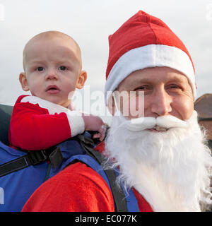 Warrington, Cheshire, UK. 6. Dezember 2014. Vater und Kind an eine Santa Dash in Stockton Heath, Warrington, Cheshire, England im Dezember 2014 Credit: John Hopkins/Alamy Live News Stockfoto