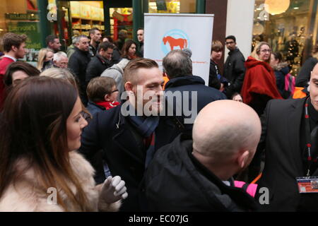 Dublin, Irland. 6. Dezember 2014. Bild der irischen UFC star Conor McGregor umgeben von Fans auf Dublins Grafton Street. McGregor posiert für Fotos mit Hunderten von irischen Fans vor einer Veranstaltung um sich seinen neuen Dokumentarfilm dvd im HMV. Bildnachweis: Brendan Donnelly/Alamy Live-Nachrichten Stockfoto