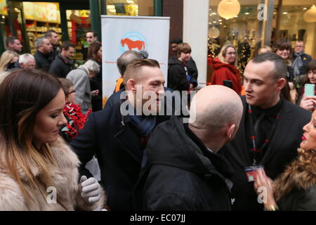 Dublin, Irland. 6. Dezember 2014. Bild der irischen UFC star Conor McGregor umgeben von Fans auf Dublins Grafton Street. McGregor posiert für Fotos mit Hunderten von irischen Fans vor einer Veranstaltung um sich seinen neuen Dokumentarfilm dvd im HMV. Bildnachweis: Brendan Donnelly/Alamy Live-Nachrichten Stockfoto