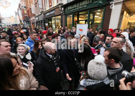 Dublin, Irland. 6. Dezember 2014. Bild der irischen UFC star Conor McGregor umgeben von Fans auf Dublins Grafton Street. McGregor posiert für Fotos mit Hunderten von irischen Fans vor einer Veranstaltung um sich seinen neuen Dokumentarfilm dvd im HMV. Bildnachweis: Brendan Donnelly/Alamy Live-Nachrichten Stockfoto