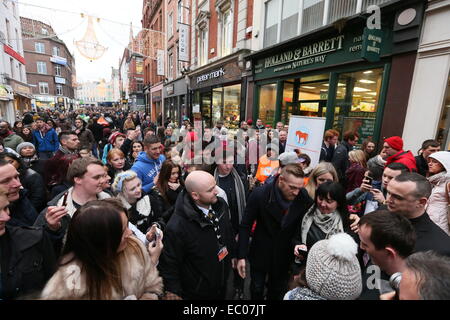 Dublin, Irland. 6. Dezember 2014. Bild der irischen UFC star Conor McGregor umgeben von Fans auf Dublins Grafton Street. McGregor posiert für Fotos mit Hunderten von irischen Fans vor einer Veranstaltung um sich seinen neuen Dokumentarfilm dvd im HMV. Bildnachweis: Brendan Donnelly/Alamy Live-Nachrichten Stockfoto