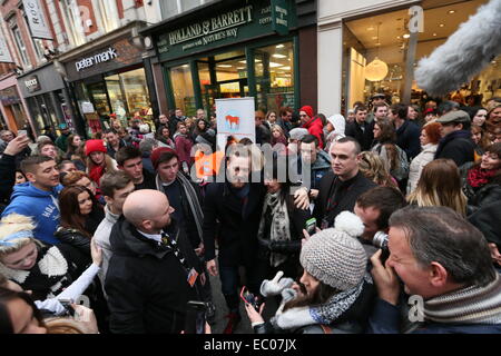 Dublin, Irland. 6. Dezember 2014. Bild der irischen UFC star Conor McGregor umgeben von Fans auf Dublins Grafton Street. McGregor posiert für Fotos mit Hunderten von irischen Fans vor einer Veranstaltung um sich seinen neuen Dokumentarfilm dvd im HMV. Bildnachweis: Brendan Donnelly/Alamy Live-Nachrichten Stockfoto