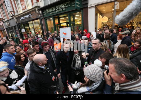 Dublin, Irland. 6. Dezember 2014. Bild der irischen UFC star Conor McGregor umgeben von Fans auf Dublins Grafton Street. McGregor posiert für Fotos mit Hunderten von irischen Fans vor einer Veranstaltung um sich seinen neuen Dokumentarfilm dvd im HMV. Bildnachweis: Brendan Donnelly/Alamy Live-Nachrichten Stockfoto