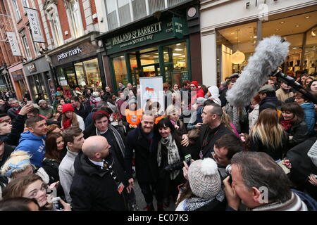 Dublin, Irland. 6. Dezember 2014. Bild der irischen UFC star Conor McGregor umgeben von Fans auf Dublins Grafton Street. McGregor posiert für Fotos mit Hunderten von irischen Fans vor einer Veranstaltung um sich seinen neuen Dokumentarfilm dvd im HMV. Bildnachweis: Brendan Donnelly/Alamy Live-Nachrichten Stockfoto