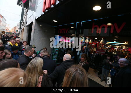 Dublin, Irland. 6. Dezember 2014. Bild der irischen UFC Sterne Conor McGregor auf dem Weg ins Musik-Einzelhändler HMV auf der Grafton Street, an einer Veranstaltung teilzunehmen um sich seinen neuen Dokumentarfilm dvd mit dem Titel "Berüchtigt". Bildnachweis: Brendan Donnelly/Alamy Live-Nachrichten Stockfoto