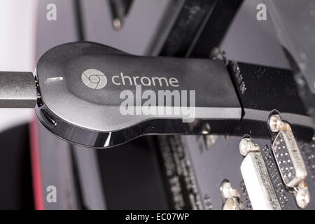 Google Chromecast Media-Streaming-Gerät an den HDMI-Anschluss des Fernsehers angeschlossen Stockfoto