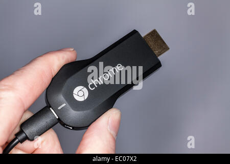 Google Chromecast Media-Streaming-Gerät statt einem mans Hand Stockfoto