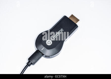 Google Chromecast Media-Streaming-Gerät auf einem weißen Hintergrund Stockfoto