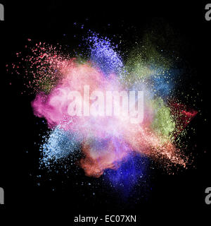 Farbe-Pulver-Explosion auf schwarzem Hintergrund isoliert Stockfoto