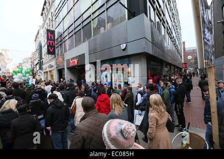 Dublin, Irland. 6. Dezember 2014. Fans in die Warteschlange draußen Musik Ladengeschäft HMV zu irischen UFC Sterne Conor McGregor Teilnahme an, um seinem neuen Dokumentarfilm zu unterzeichnen dvd mit dem Titel "Berüchtigt". Bildnachweis: Brendan Donnelly/Alamy Live-Nachrichten Stockfoto