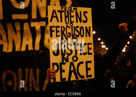 Athen, Griechenland. 6. Dezember 2014. Tausende von Demonstranten versammelten sich anlässlich des sechsten Jahrestages des tödlichen Polizei Shootings eine unbewaffnete Teenagers in der griechischen Hauptstadt, die zu weit verbreiteten Unruhen geführt. Das diesjährige Jubiläum Märsche kommen wie fast jeden Abend gewaltsame Protesten von Anhängern eines Grigoropoulos Freunde, Anarchist inhaftiert und verurteilt Bankräuber Nikos Romanos. Er ist im Hungerstreik anspruchsvolle Gefängnis verlassen, um Vorlesungen zu besuchen, nachdem er die Universität Aufnahmeprüfungen bestanden. Bildnachweis: Aristidis Vafeiadakis/ZUMA Draht/Alamy Live-Nachrichten Stockfoto