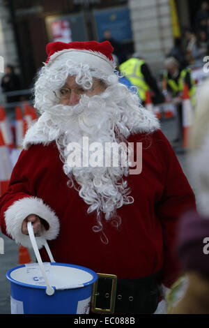 London, UK. 6. Dezember 2014. Santa sammelt für die 34. Great Christmas Pudding Race zugunsten von Cancer Research UK, Covent Garten, London, England, UK Credit: Keith Erskine/Alamy Live News Stockfoto