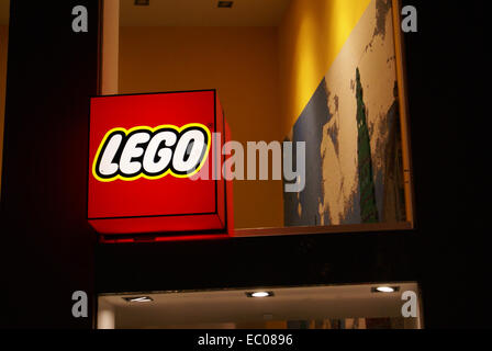 Eine beleuchtete Lego Logo außerhalb der Lego-Shop in Kopenhagen, Dänemark Stockfoto