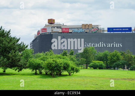 Unirea Einkaufszentrum (Mall) mit dem Stradivari-laden in Bukarest, Rumänien. Stockfoto