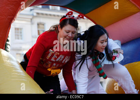 London, UK. 6. Dezember 2014. Teilnehmer an der 34. Great Christmas Pudding Race zugunsten von Cancer Research UK; Covent Garden; London; England; UK-Credit: Keith Erskine/Alamy Live-Nachrichten Stockfoto