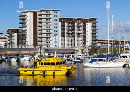 Umwelt-Survey-Schiff in der Bucht von Cardiff, Wales, UK Stockfoto