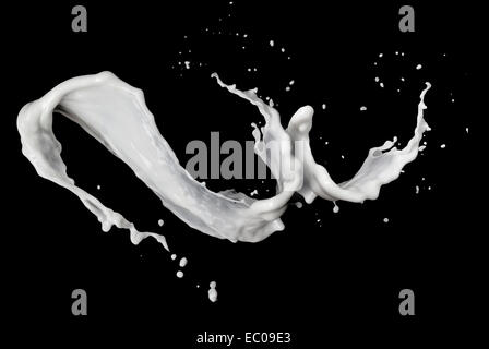 Milch Spritzen isoliert auf schwarz Stockfoto