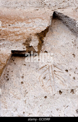 Geschnitzte Petroglyphen und bemalten Piktogramme auf der Felswand. Alle des Denkmals? Rock Bilder befindet sich in der traditionellen te Stockfoto