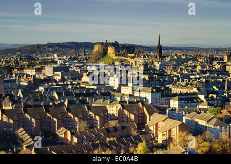 Ein Blick über die Dächer von Edinburgh, Schottland, von Arthurs Seat mit Blick auf die Burg. Stockfoto