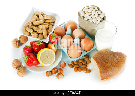 Allergie-Food-Konzept - Brot, Milch, Obst, Nüssen, Eiern und Bohnen auf weißem Hintergrund Stockfoto