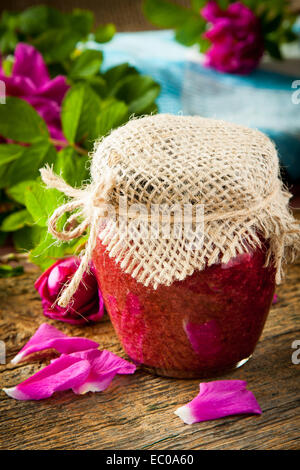 Hausgemachte Marmelade aus Damaskus Blütenblatt stieg auf Holztisch. Selektiven Fokus Stockfoto