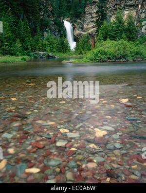 Klares Wasser und Farbsteine in zwei Medicine Creek unten läuft Eagle Falls(aka,Trick Falls). Glacier National Park, Montana Stockfoto