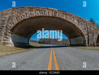 Gewölbte Stein schmückt die Überführung einer lokalen Straße über den Blue Ridge Parkway Stockfoto