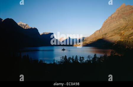 Wild Goose Island auf St. Mary Lake bei Sonnenaufgang mit den Bergen im Hintergrund. Glacier National Park, Montana Stockfoto