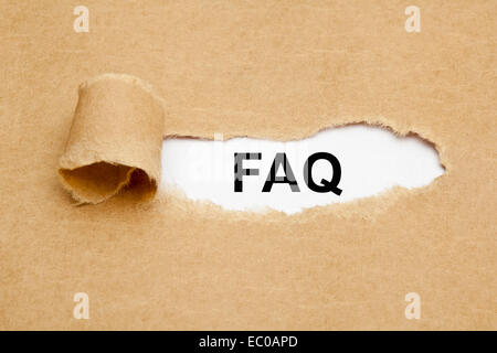 Die Abkürzung FAQ - Frequently Asked Questions erscheint hinter zerrissenes braunen Papier. Stockfoto