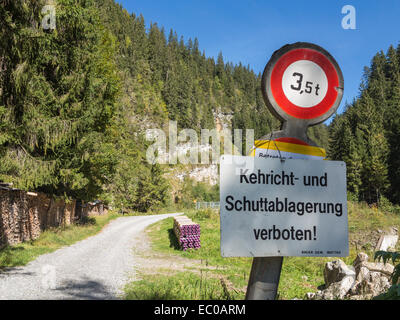 Ein Zeichen, in deutscher Sprache verbieten dumping auf einer Mountainbike-Strecke (genaue Übersetzung lautet "Müll und Schutt Ablagerung verboten") Stockfoto