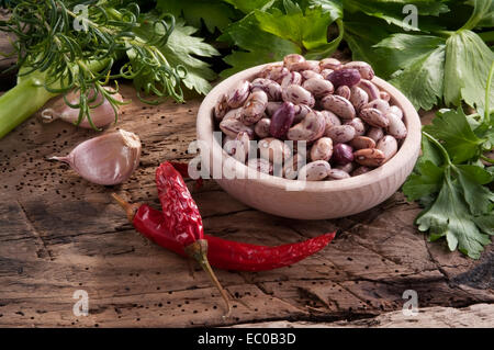 Gemüse in einem Korb, bereit für eine Suppe. Reihe von Aromen zum Würzen Stockfoto