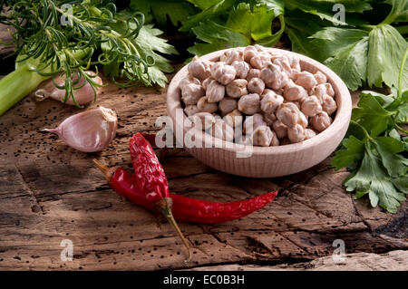 Gemüse in einem Korb, bereit für eine Suppe. Reihe von Aromen zum Würzen Stockfoto