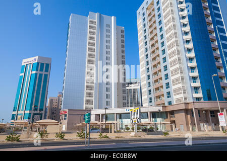 Manama, Bahrain - 21. November 2014: Moderne Architektur, Bürogebäude von Manama Stadt, Hauptstadt von Bahrain. Naher Osten Stockfoto