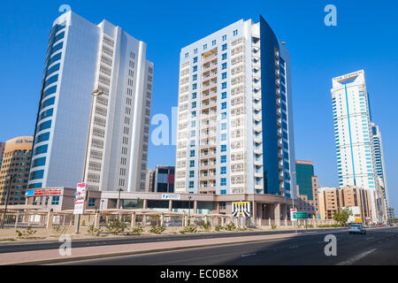 Manama, Bahrain - 21. November 2014: Moderne Architektur, Bürogebäude von Manama Stadt, Hauptstadt von Bahrain. Naher Osten Stockfoto