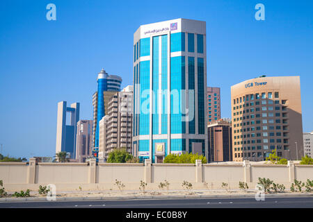 Manama, Bahrain - 21. November 2014: Moderne Architektur, Bürogebäude von Manama Stadt, Hauptstadt von Bahrain. Naher Osten Stockfoto