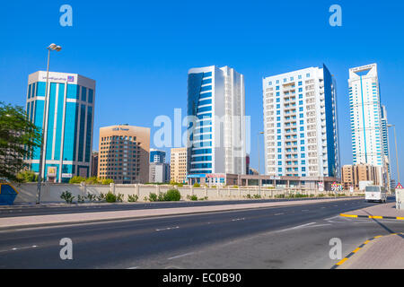 Manama, Bahrain - 21. November 2014: Moderne Architektur, Bürogebäude von Manama Stadt, Hauptstadt von Bahrain. Naher Osten Stockfoto