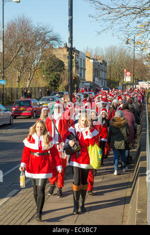 London, UK. 6. Dezember 2014. Das diesjährige Santacon sah Hunderte von Menschen verkleidet als Weihnachtsmann und seine Helfer.  Sie lief herum London singen Lieder und fröhlich sein. Bildnachweis: Neil Cordell/Alamy Live-Nachrichten Stockfoto