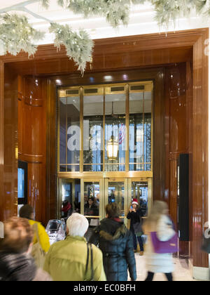 Der Vintage Saks Fifth Avenue Flagship Store Interior ist für die Feiertage 2014 in New York City, USA, dekoriert Stockfoto