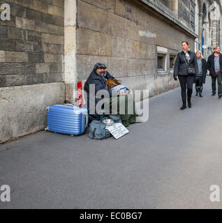 Obdachloser betteln Straße Bettler Passanten Stockfoto