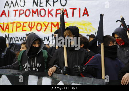 Athen, Griechenland. 6. Dezember 2014. Nahaufnahme der maskierten Demonstranten. Tausende von Griechen marschierten durch Athen, um den 6. Jahrestag des Mordes an 15-jährigen Alexandros Grigoropoulos erinnern. Seine Aufnahmen ein griechischer Polizist in 2008 führen zu wochenlangen Unruhen in Athen so gut wie in anderen Städten in Griechenland. Bildnachweis: Michael Debets/Pacific Press/Alamy Live-Nachrichten Stockfoto