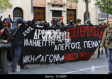 Athen, Griechenland. 6. Dezember 2014. Ersetzen Sie Beschriftung Tausende von Griechen marschierten durch Athen, um den 6. Jahrestag des Mordes an 15-jährigen Alexandros Grigoropoulos erinnern. Seine Aufnahmen ein griechischer Polizist in 2008 führen zu wochenlangen Unruhen in Athen so gut wie in anderen Städten in Griechenland. Bildnachweis: Michael Debets/Pacific Press/Alamy Live-Nachrichten Stockfoto