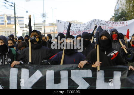 Athen, Griechenland. 6. Dezember 2014. Nahaufnahme der maskierten Demonstranten. Tausende von Griechen marschierten durch Athen, um den 6. Jahrestag des Mordes an 15-jährigen Alexandros Grigoropoulos erinnern. Seine Aufnahmen ein griechischer Polizist in 2008 führen zu wochenlangen Unruhen in Athen so gut wie in anderen Städten in Griechenland. Bildnachweis: Michael Debets/Pacific Press/Alamy Live-Nachrichten Stockfoto